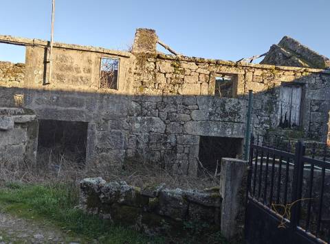 Moradia para restauro em Castro Laboreiro, Viana do Castelo