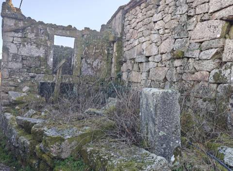 Moradia para restauro em Castro Laboreiro, Viana do Castelo