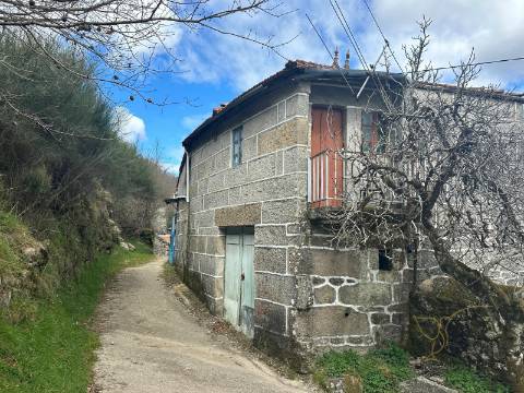 Moradia para restauro em Castro Laboreiro, Viana do Castelo