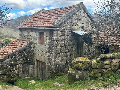 Moradia para restauro em Castro Laboreiro, Viana do Castelo