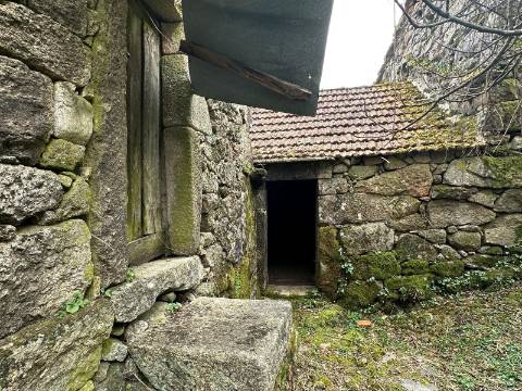 Moradia para restauro em Castro Laboreiro, Viana do Castelo