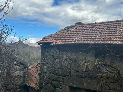 Moradia para restauro em Castro Laboreiro, Viana do Castelo