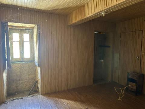 Moradia para restauro na Aldeia Pontes, Castro Laboreiro, Viana do Castelo