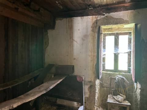 Moradia para restauro na Aldeia Pontes, Castro Laboreiro, Viana do Castelo