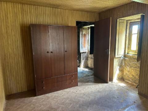Moradia para restauro na Aldeia Pontes, Castro Laboreiro, Viana do Castelo