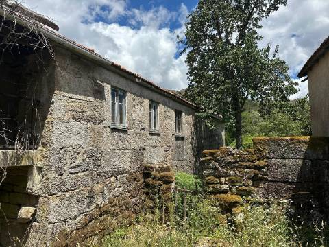 Moradia para restauro na Aldeia Pontes, Castro Laboreiro, Viana do Castelo