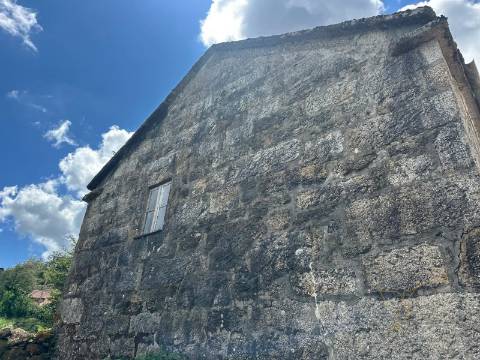 Moradia para restauro na Aldeia Pontes, Castro Laboreiro, Viana do Castelo