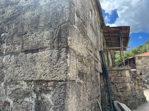 Moradia para restauro na Aldeia Pontes, Castro Laboreiro, Viana do Castelo