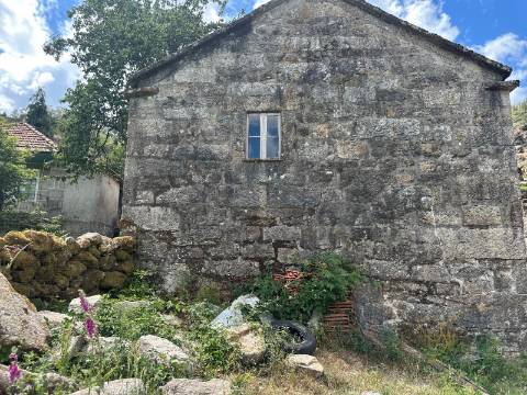 Moradia para restauro na Aldeia Pontes, Castro Laboreiro, Viana do Castelo