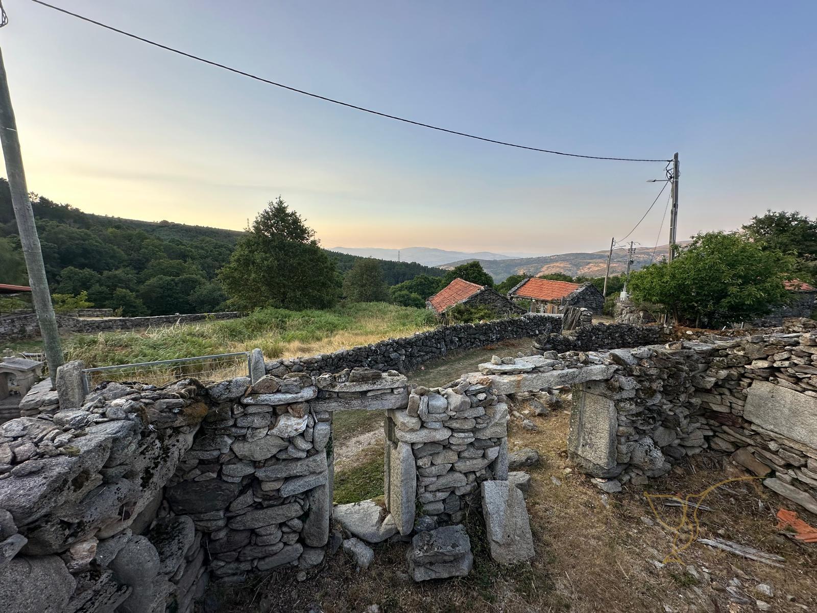 Três Casas com terreno para Venda na Branda do Covelo, Gave, Melgaço, Viana do Castelo