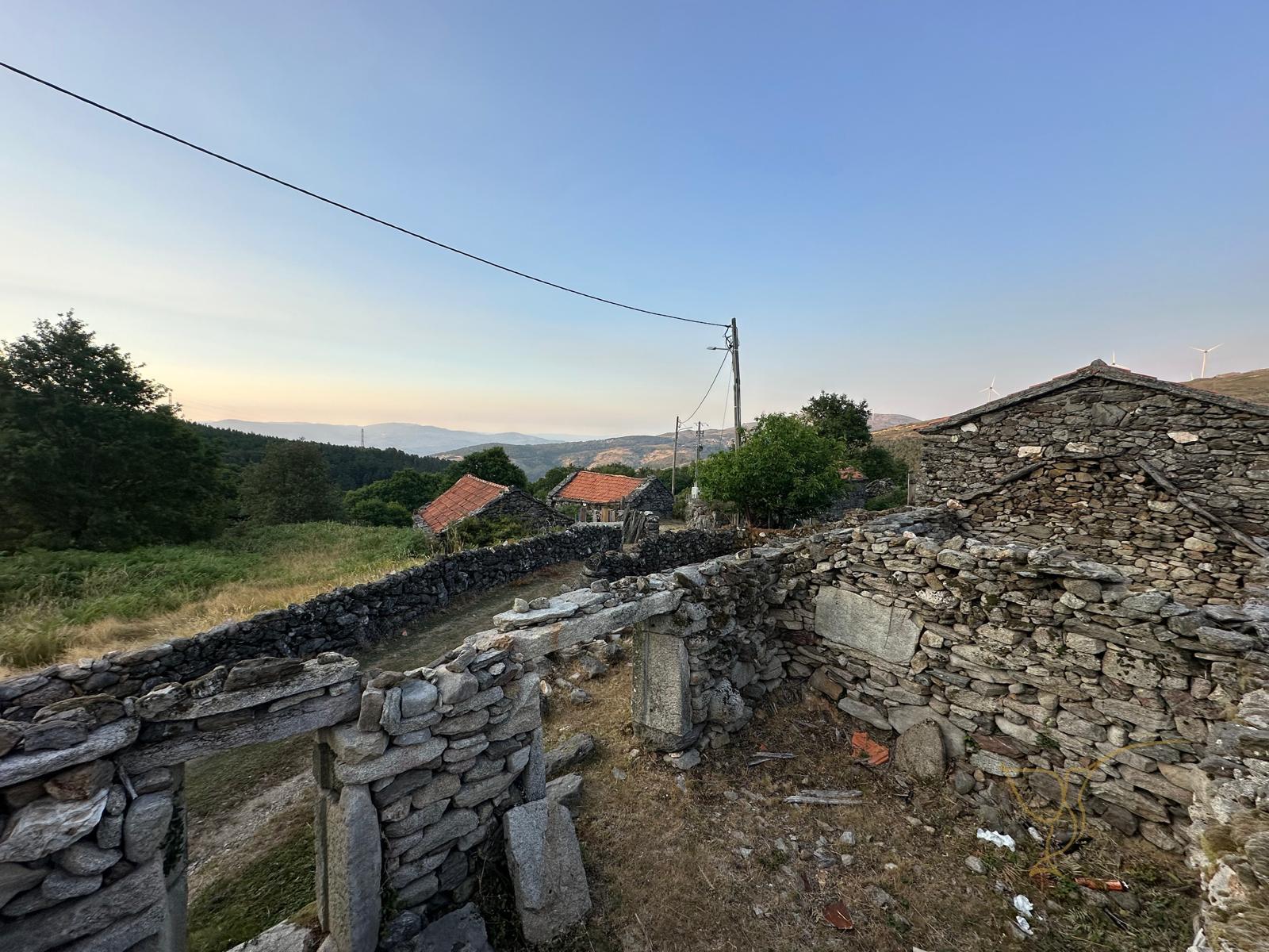 Três Casas com terreno para Venda na Branda do Covelo, Gave, Melgaço, Viana do Castelo