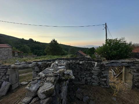 Três Casas com terreno para Venda na Branda do Covelo, Gave, Melgaço, Viana do Castelo