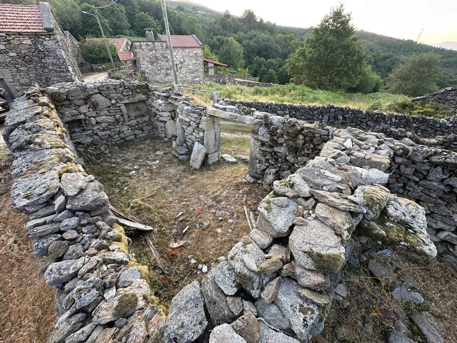 Três Casas com terreno para Venda na Branda do Covelo, Gave, Melgaço, Viana do Castelo