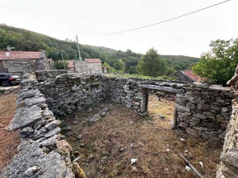 Três Casas com terreno para Venda na Branda do Covelo, Gave, Melgaço, Viana do Castelo