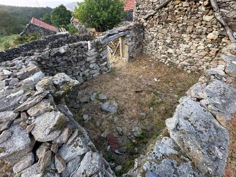 Três Casas com terreno para Venda na Branda do Covelo, Gave, Melgaço, Viana do Castelo