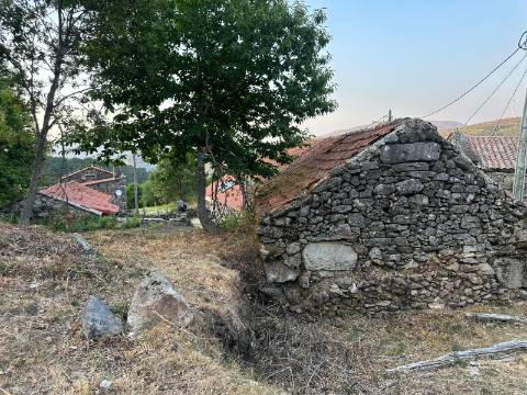 Três Casas com terreno para Venda na Branda do Covelo, Gave, Melgaço, Viana do Castelo