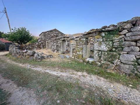 Três Casas com terreno para Venda na Branda do Covelo, Gave, Melgaço, Viana do Castelo
