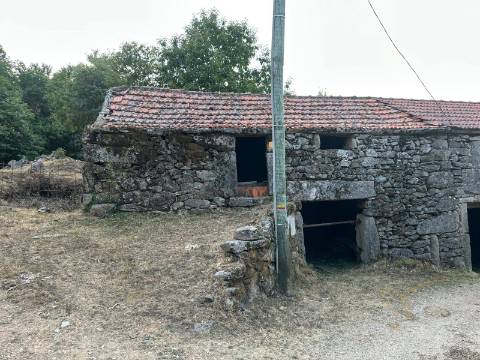 Três Casas com terreno para Venda na Branda do Covelo, Gave, Melgaço, Viana do Castelo