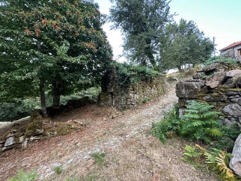 Três Casas com terreno para Venda na Branda do Covelo, Gave, Melgaço, Viana do Castelo