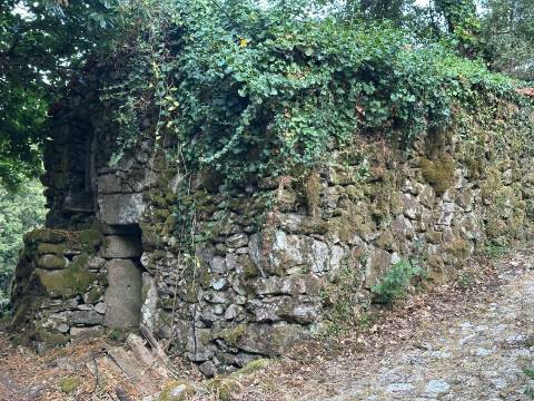 Três Casas com terreno para Venda na Branda do Covelo, Gave, Melgaço, Viana do Castelo