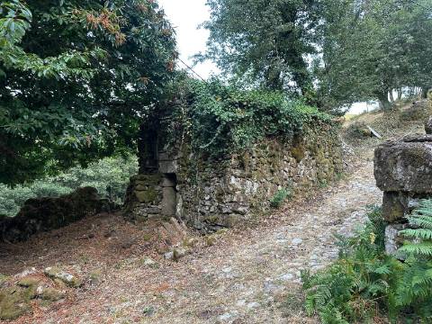 Três Casas com terreno para Venda na Branda do Covelo, Gave, Melgaço, Viana do Castelo