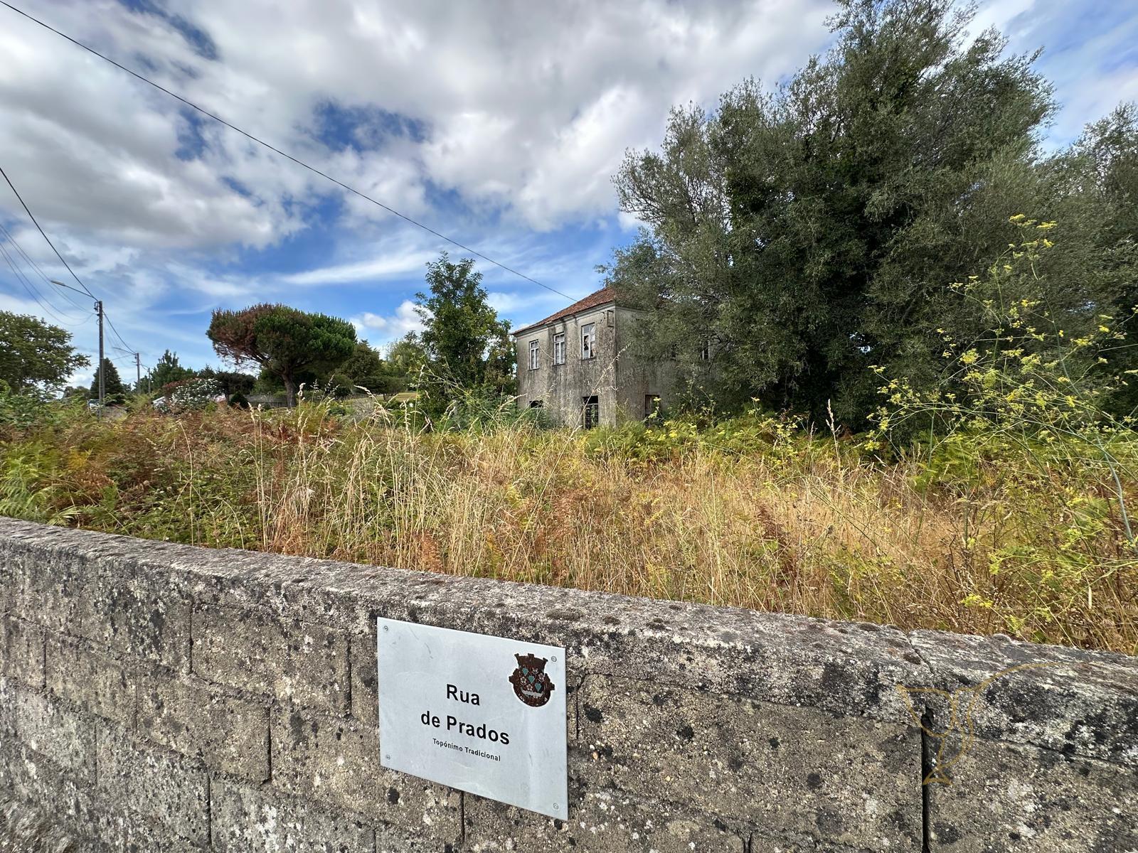 Casa para Restauro na Rua de Prados em Moreira, Monção, com Terreno e Potencial de Construção