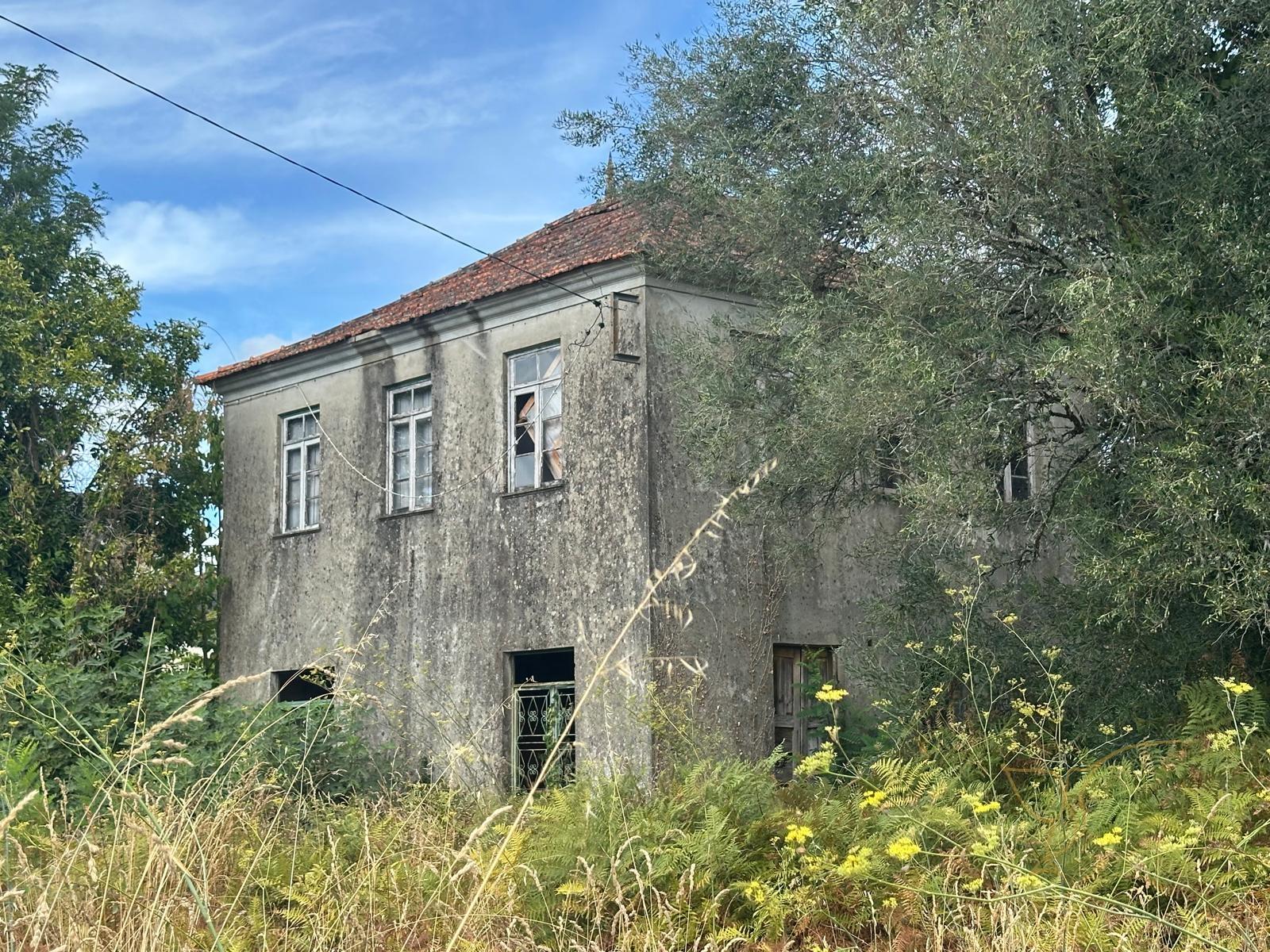 Casa para Restauro na Rua de Prados em Moreira, Monção, com Terreno e Potencial de Construção