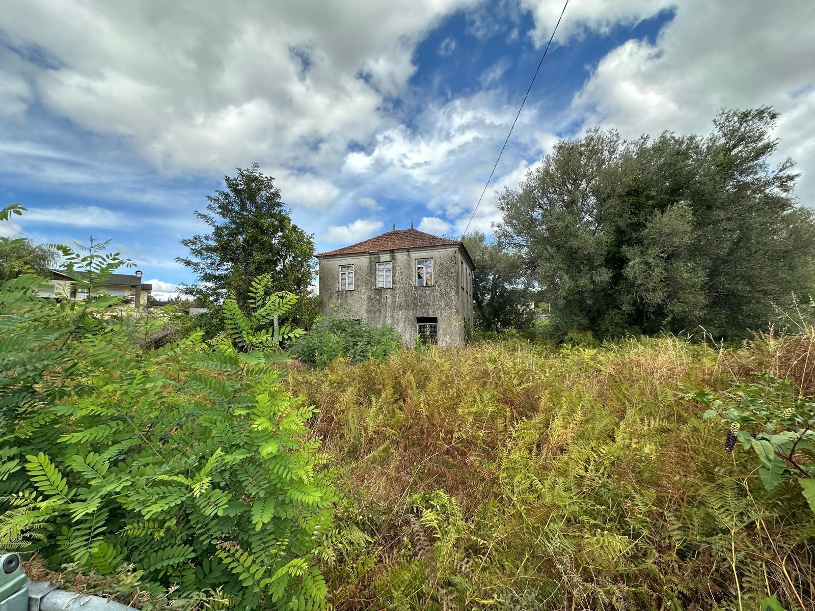 Casa para Restauro na Rua de Prados em Moreira, Monção, com Terreno e Potencial de Construção