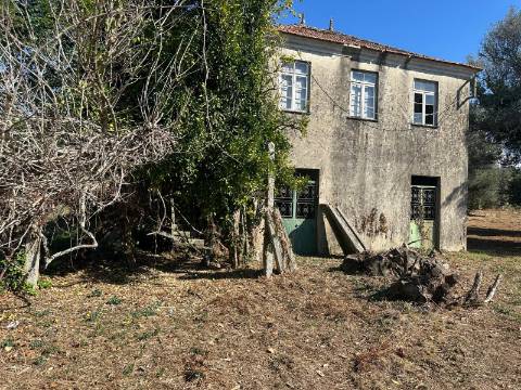 Casa para Restauro na Rua de Prados em Moreira, Monção, com Terreno e Potencial de Construção