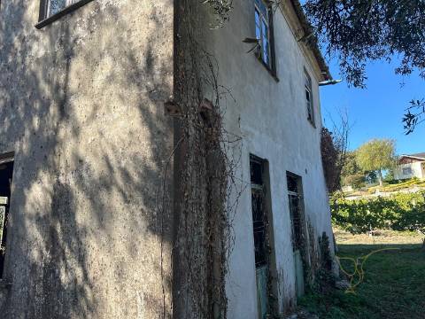 Casa para Restauro na Rua de Prados em Moreira, Monção, com Terreno e Potencial de Construção