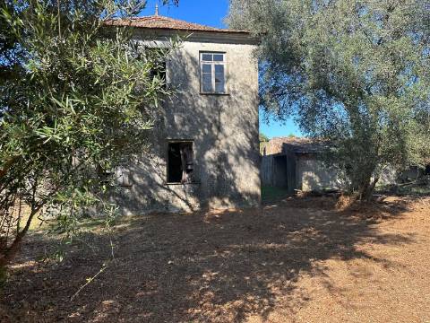 Casa para Restauro na Rua de Prados em Moreira, Monção, com Terreno e Potencial de Construção