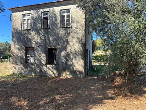 Casa para Restauro na Rua de Prados em Moreira, Monção, com Terreno e Potencial de Construção