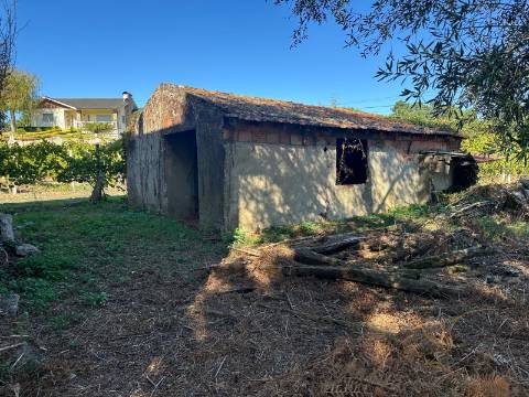 Casa para Restauro na Rua de Prados em Moreira, Monção, com Terreno e Potencial de Construção
