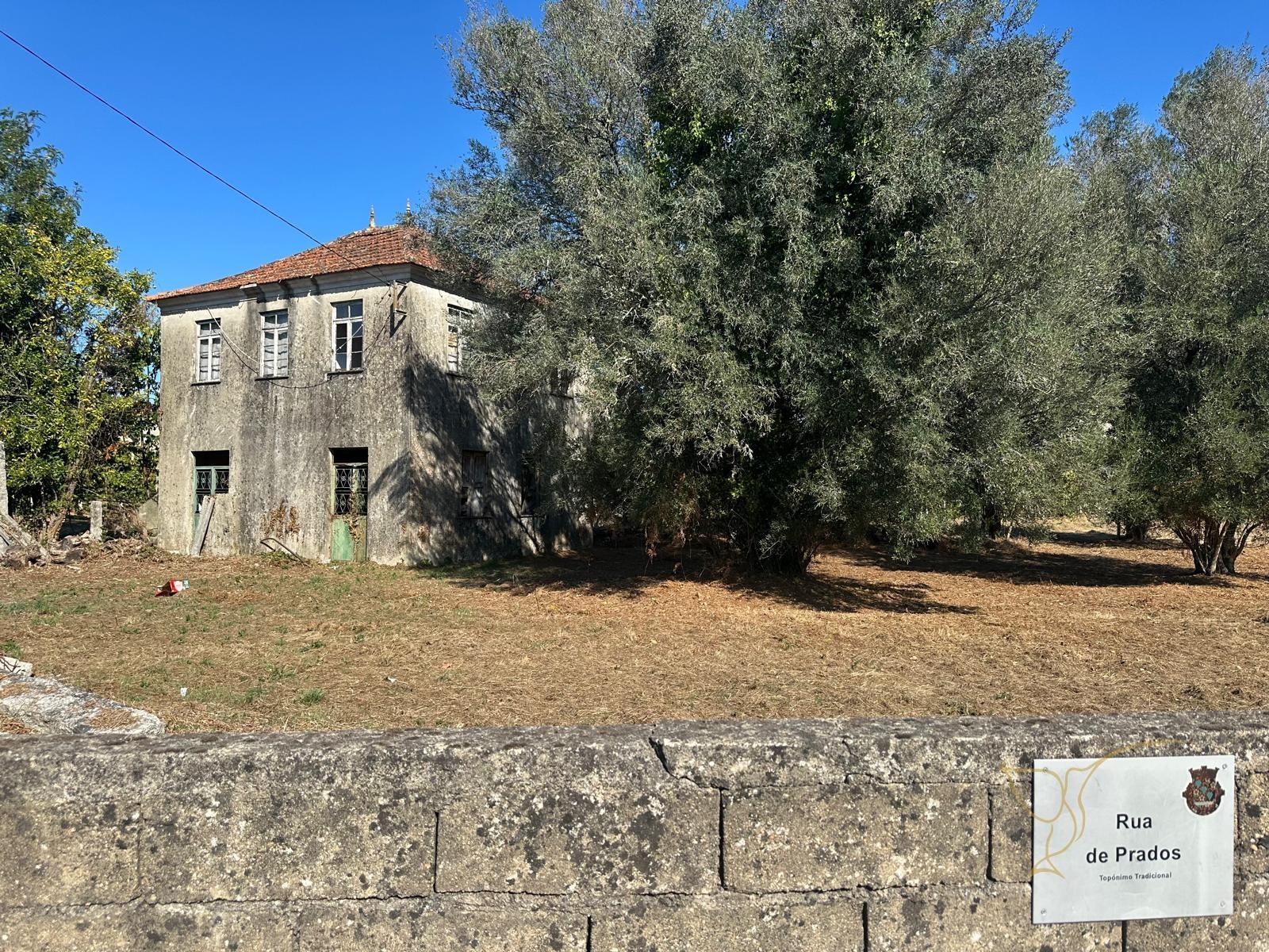 Casa para Restauro na Rua de Prados em Moreira, Monção, com Terreno e Potencial de Construção
