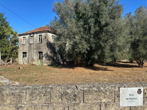 Casa para Restauro na Rua de Prados em Moreira, Monção, com Terreno e Potencial de Construção