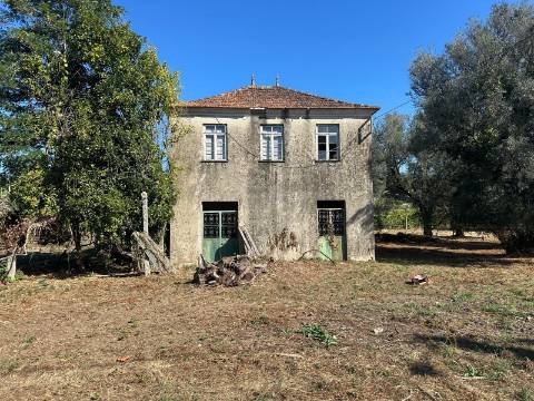 Casa para Restauro na Rua de Prados em Moreira, Monção, com Terreno e Potencial de Construção