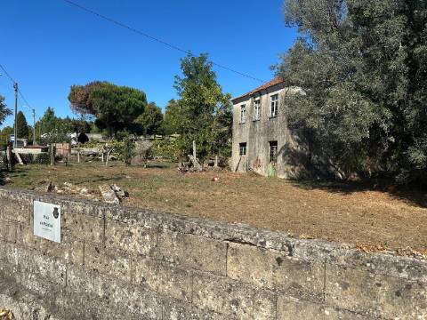 Casa para Restauro na Rua de Prados em Moreira, Monção, com Terreno e Potencial de Construção