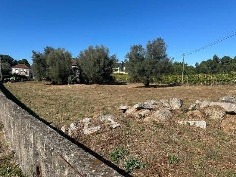 Casa para Restauro na Rua de Prados em Moreira, Monção, com Terreno e Potencial de Construção