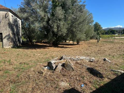 Casa para Restauro na Rua de Prados em Moreira, Monção, com Terreno e Potencial de Construção