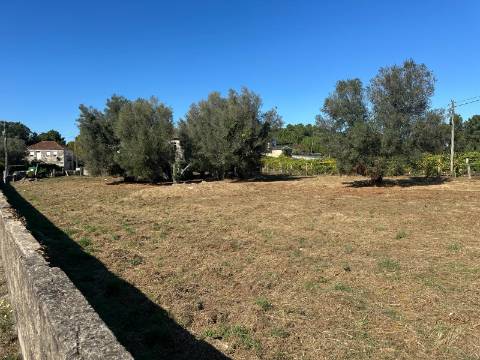 Casa para Restauro na Rua de Prados em Moreira, Monção, com Terreno e Potencial de Construção