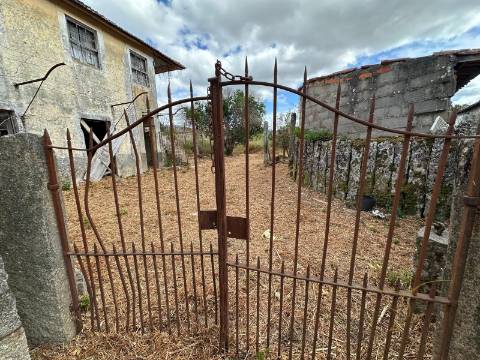 Casa para Restauro com Terreno, em Mazedo, Monção