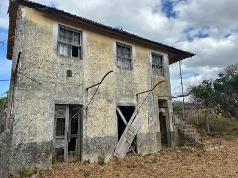 Casa para Restauro com Terreno, em Mazedo, Monção