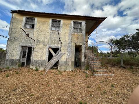 Casa para Restauro com Terreno, em Mazedo, Monção