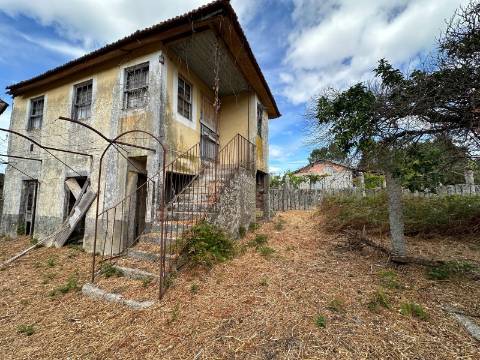 Casa para Restauro com Terreno, em Mazedo, Monção