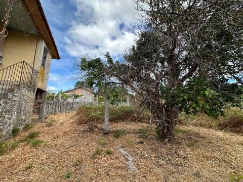 Casa para Restauro com Terreno, em Mazedo, Monção