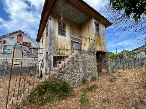 Casa para Restauro com Terreno, em Mazedo, Monção