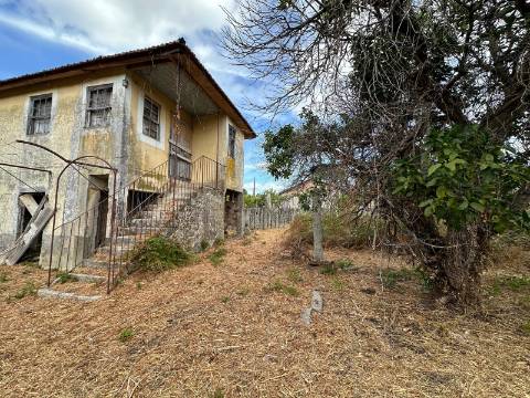 Casa para Restauro com Terreno, em Mazedo, Monção