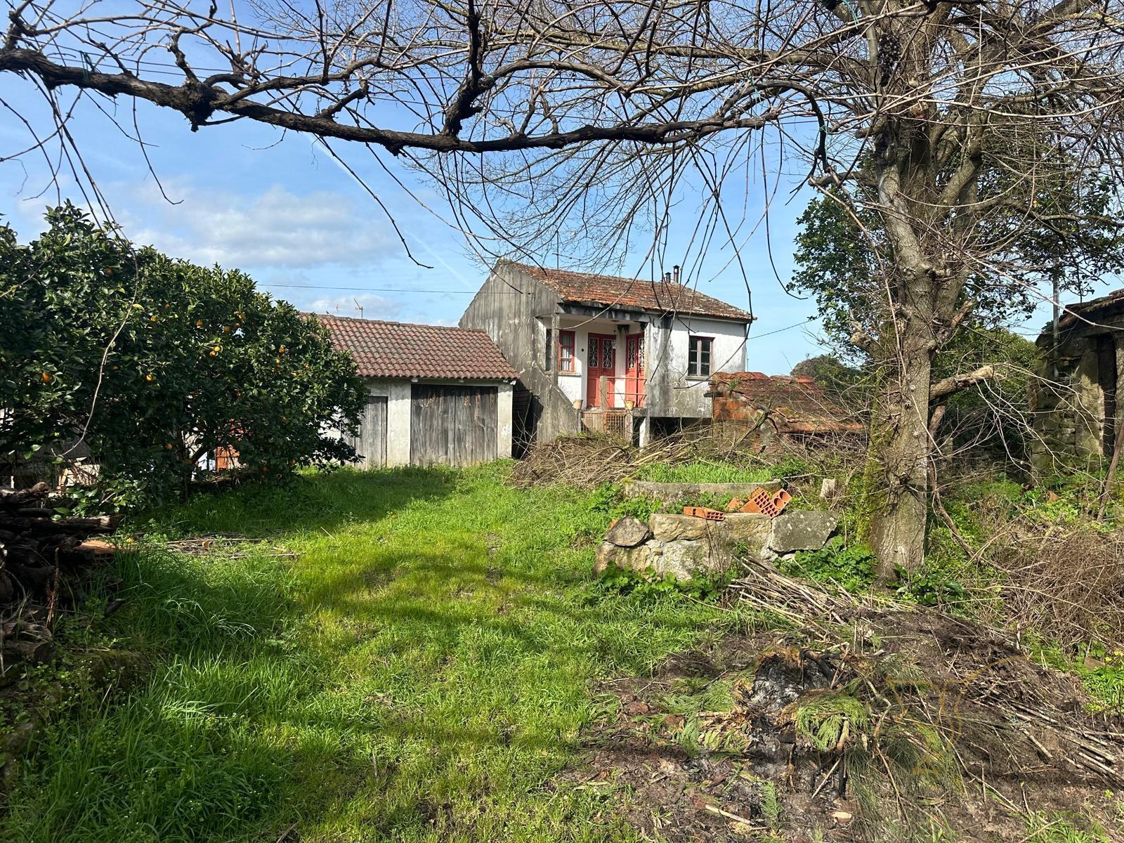 Conjunto de Três Casas com Projeto, localizadas em Alvaredo, no concelho de Melgaço