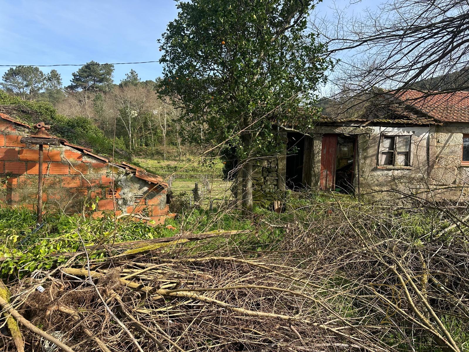 Conjunto de Três Casas com Projeto, localizadas em Alvaredo, no concelho de Melgaço