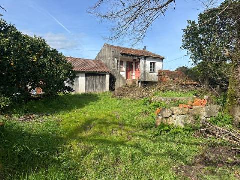 Conjunto de Três Casas com Projeto, localizadas em Alvaredo, no concelho de Melgaço